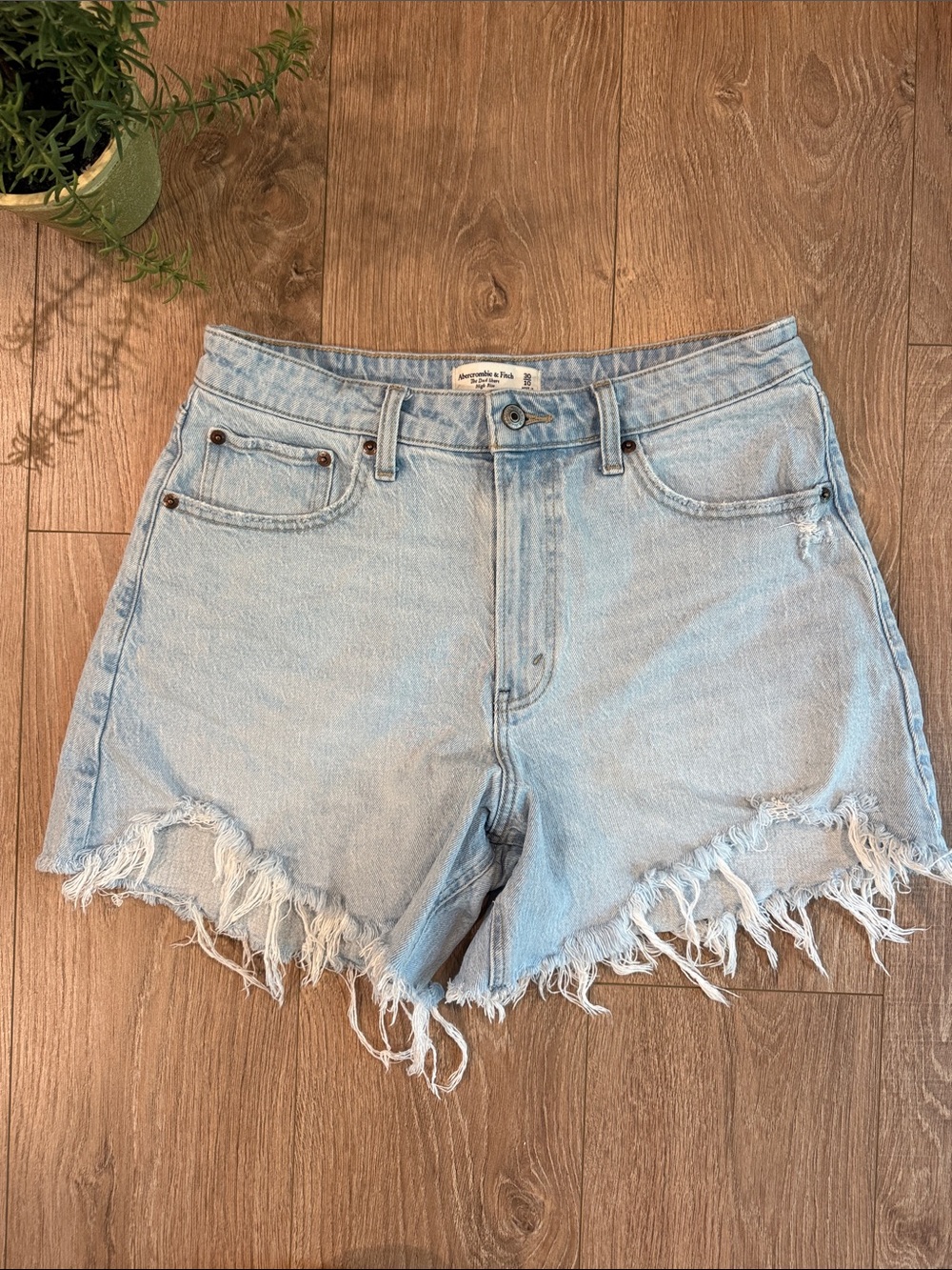 ABERCROMBIE CURVE LOVE THE DAD SHORT HIGH RISE SIZE 10 LIGHT WASH - Picture 2 of 5